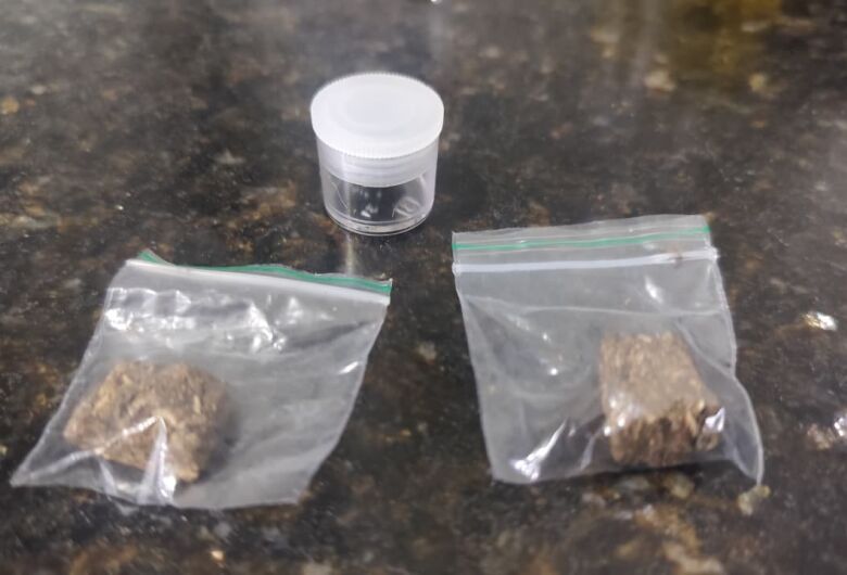 Adolescente é detido com drogas dentro de escola no Jardim Hikare