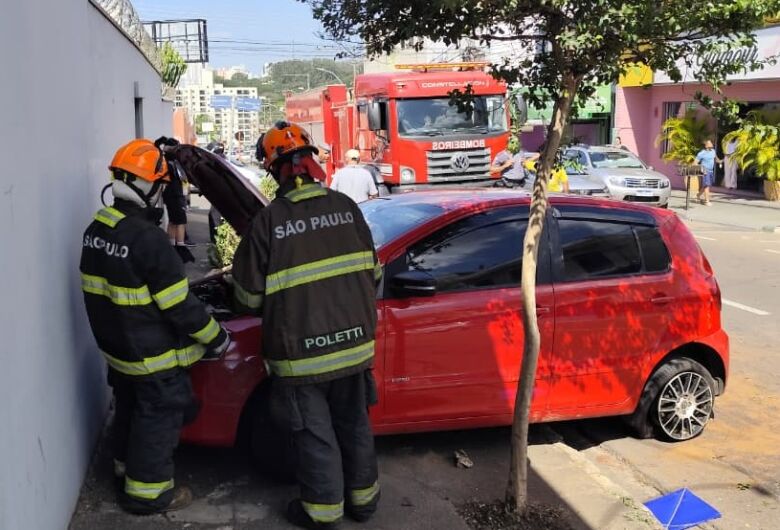 Motorista perde controle após passageiro passar mal e carro atinge muro no Jardim Bandeirantes