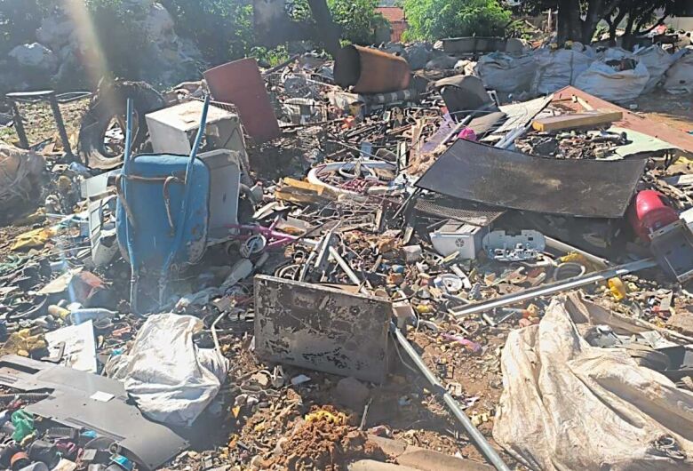 Operação conjunta interdita dois depósitos de sucata irregulares