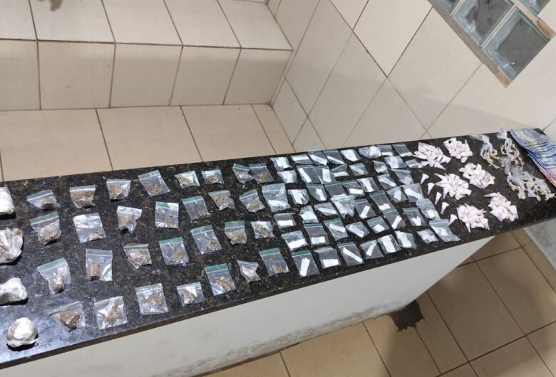 ROCAM e Força Tática apreendem drogas e detêm suspeito no CDHU