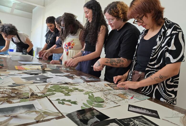 Teatro Municipal recebe oficinas de cianotipia dentro da exposição “Mulheres na Ciência”