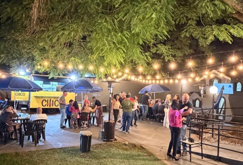 Bar do Chico promove almoço especial de Dia das Mães com show de Tony Angeli