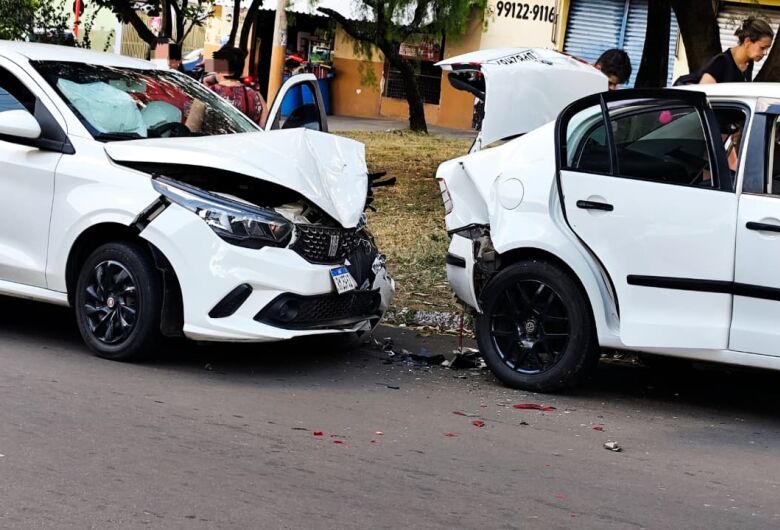 Motorista colide contra carro estacionado no Cidade Aracy