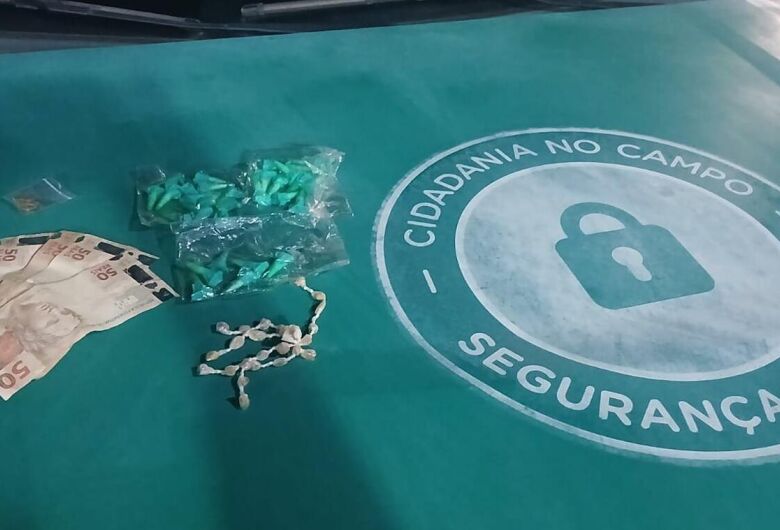 Homem é preso pela PM com cocaína, crack e dinheiro em Ribeirão Bonito