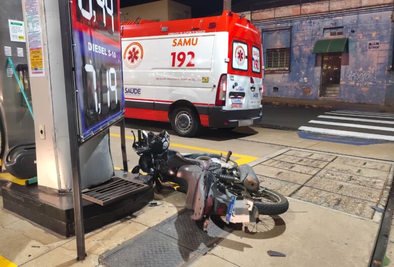 Motorista foge após provocar dois acidentes no Centro e deixa motociclista gravemente ferido