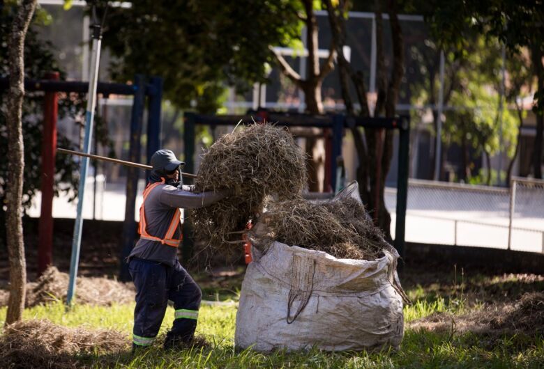 Mutirão leva limpeza, pavimentação e sinalização ao Cidade Aracy