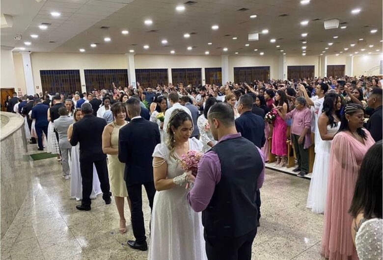 Casais oficializam união em celebração especial nesta quinta-feira na Igreja Universal