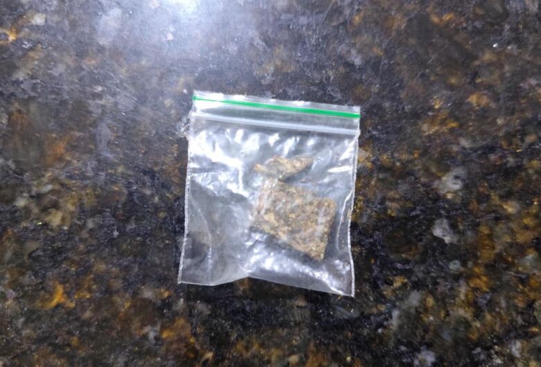 Monitora encontra porção de maconha em bolsa de criança de 4 anos