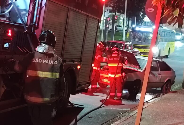 Carro pega fogo e mobiliza Corpo de Bombeiros ao lado da rodoviária de São Carlos 