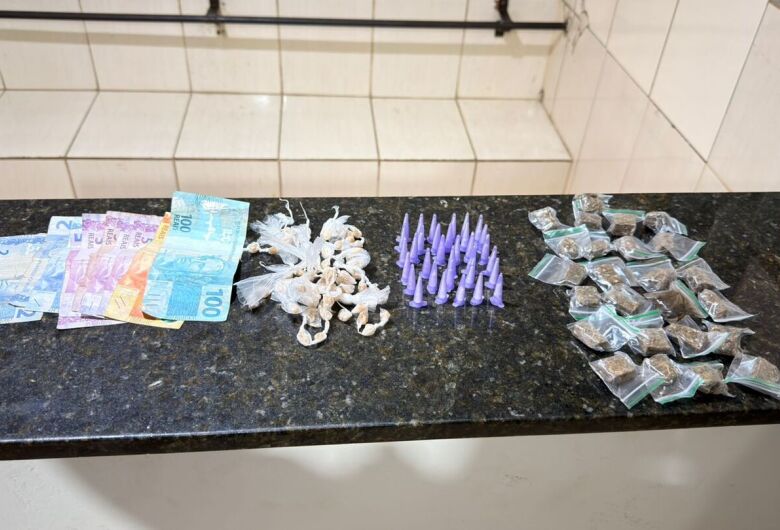 Jovem é presa com drogas e dinheiro após tentar fugir da PM na Vila Costa Sol 