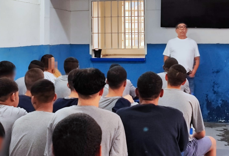Adolescentes da Fundação CASA vivenciam tarde de poesia e reflexão com o escritor Sérgio Vaz