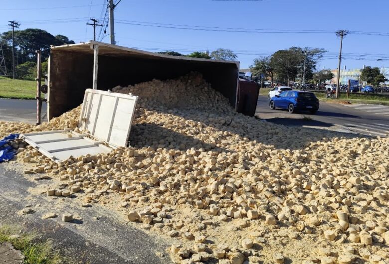 Caminhão carregado com serragem tomba após falha nos freios 