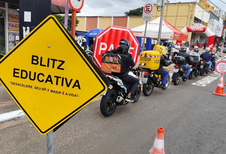 Blitz educativa do Maio Amarelo reúne forças de segurança e conscientiza motoristas no Centro 