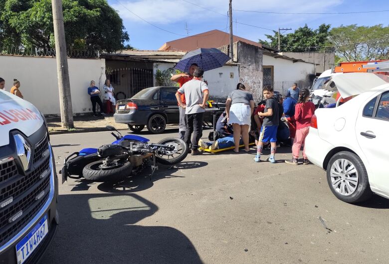 Jovem fica ferido após colisão entre carro e moto no Santa Angelina 