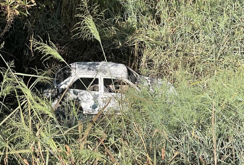 Carro queimado é encontrado em ribanceira na zona rural de Ibaté