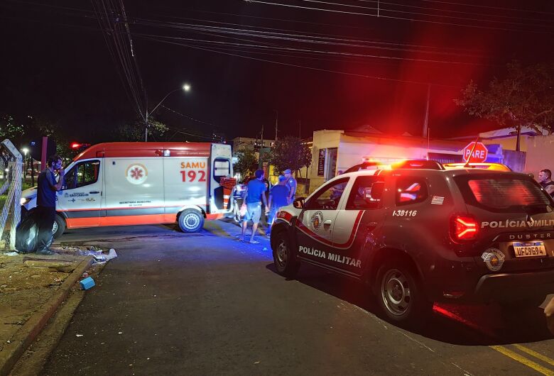 Moradora em situação de rua é esfaqueada no abdômen e socorrida em estado grave na Vila Costa do Sol