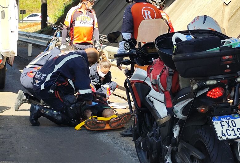 Ciclista fica ferido após queda em ondulação de asfalto sob pontilhão