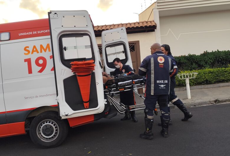 Homem é esfaqueado no peito e socorrido pela USA do SAMU no São Carlos 1