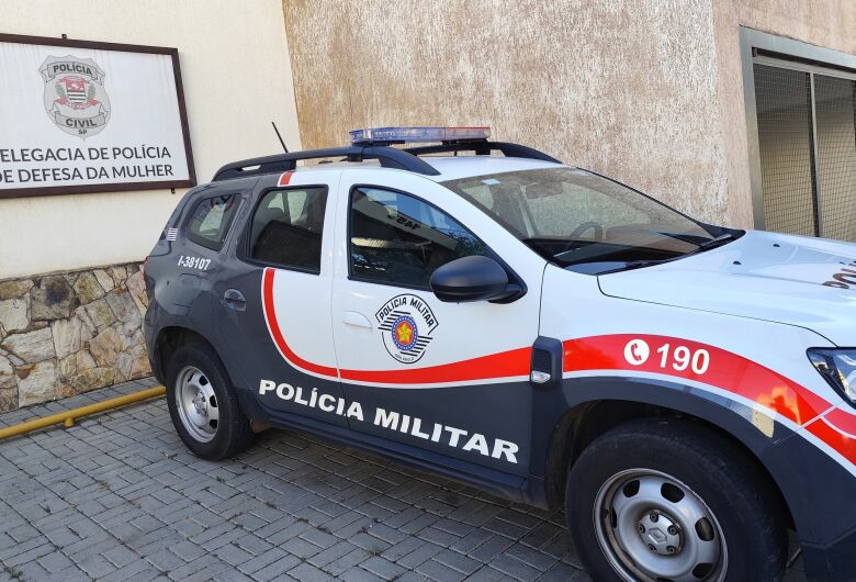 Homem é preso em flagrante após mulher pedir socorro para viatura da PM