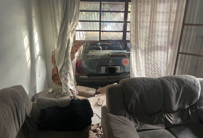 Carro desgovernado invade garagem de casa no Jardim Munique 