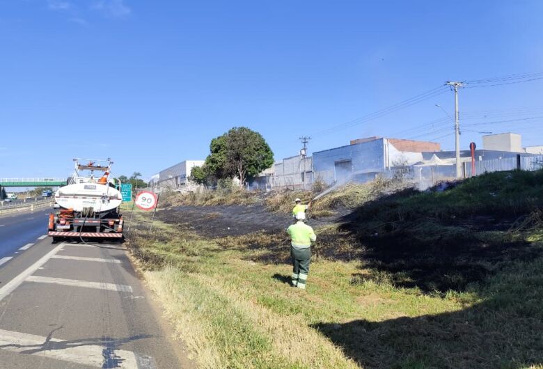 Fumaça de incêndio às margens da Rodovia Washington Luís mobiliza equipe e gera risco a usuários
