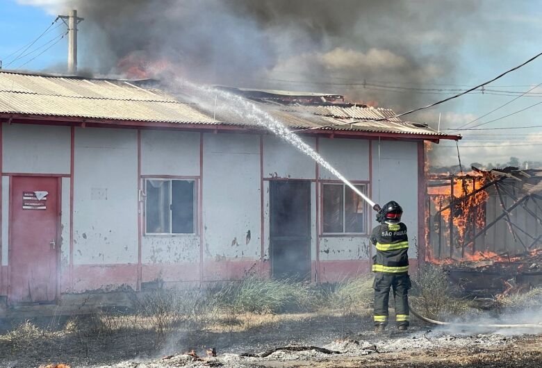 Incêndio atinge alojamento de obra no Jardim Ypê Mirim