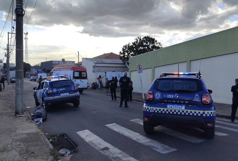 Homem é esfaqueado em frente à Casa de Passagem na Vila Celina