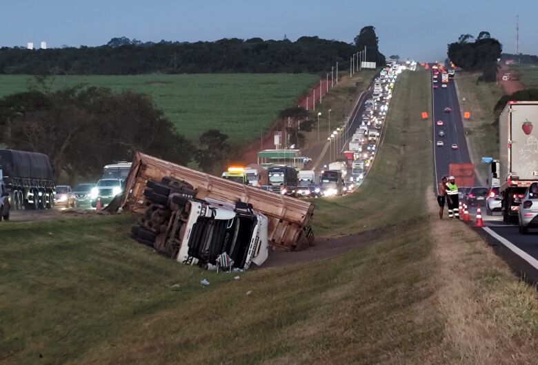 Rodotrem carregado com adubo tomba na Washington Luís em Ibaté