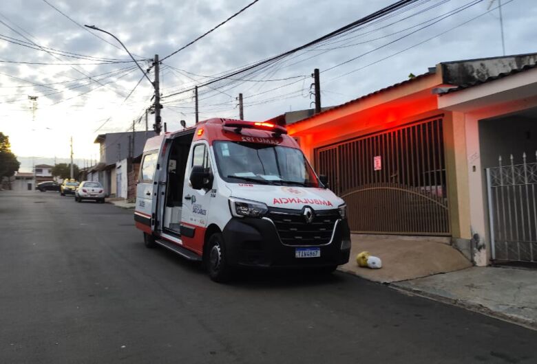 Mulher trans é socorrida pelo SAMU após ser esfaqueada