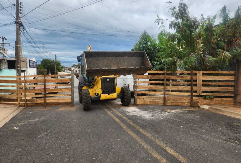 Prefeitura remove bloqueios em rua no Jardim Pacaembu