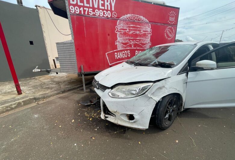 Motorista perde controle, sai da Washington Luis e atinge trailer de lanches em São Carlos