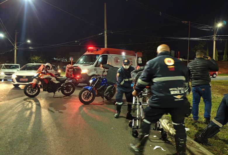Casal fica ferido após queda de moto em rotatória