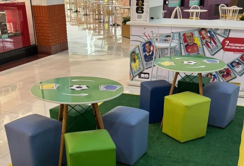 Shopping São Carlos recebe quiosque oficial da Panini e cria espaço para troca de figurinhas da Copa