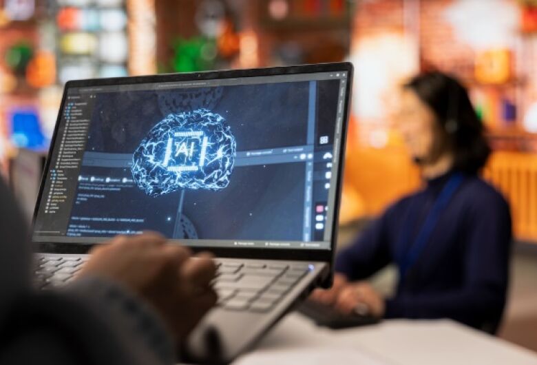 Brasil e América Latina avançam em interesse por IA, mas ainda ficam atrás dos EUA em maturidade digital, aponta estudo