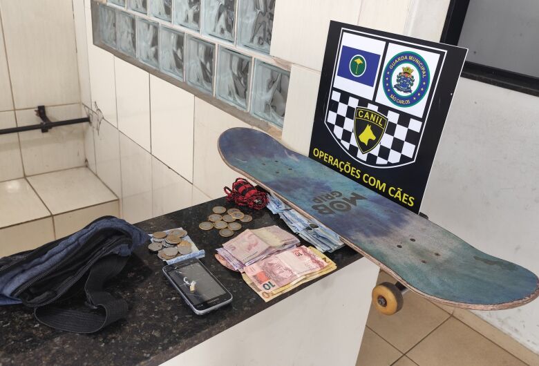Homem é detido com pedra de crack e skate furtado na Vila Costa do Sol