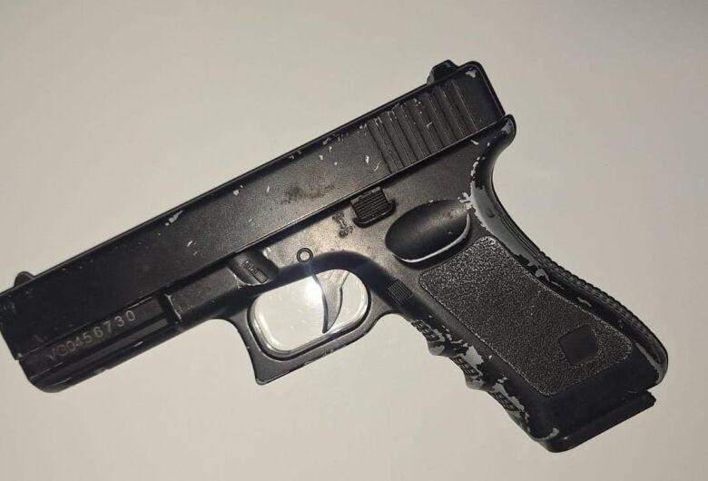 Homem é detido com réplica de arma em condomínio e PM constata medida protetiva