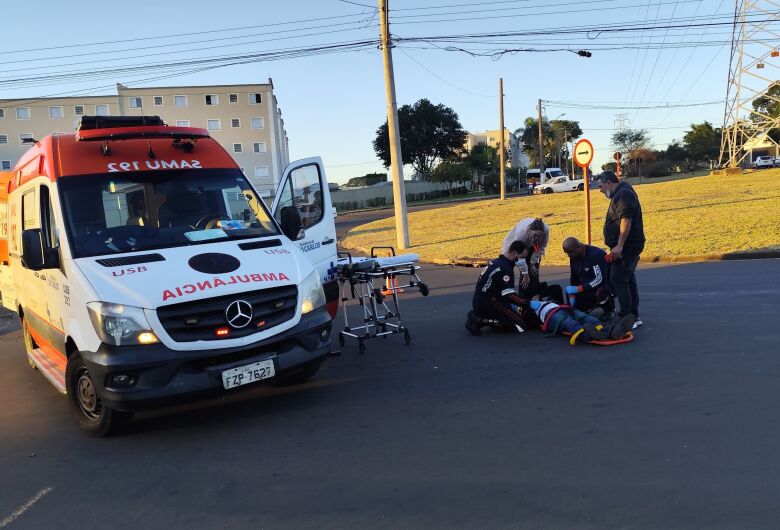 Motociclista fica ferido após acidente em rotatória na região do SESI