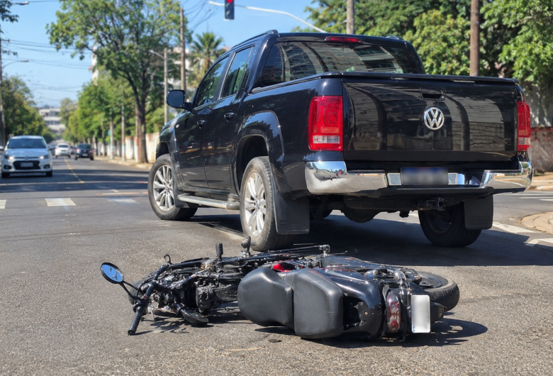 Motociclista sofre queda após caminhonete dar ré em semáforo na vila Marina