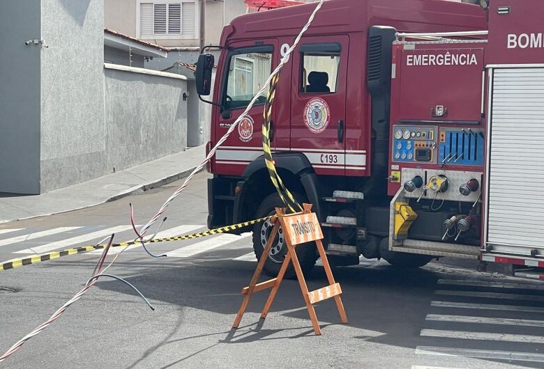 Fio de alta cai sobre avenida e mobiliza Corpo de Bombeiros em São Carlos