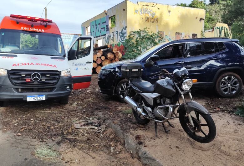 Colisão entre carro e moto deixa idoso ferido na Avenida da Integração