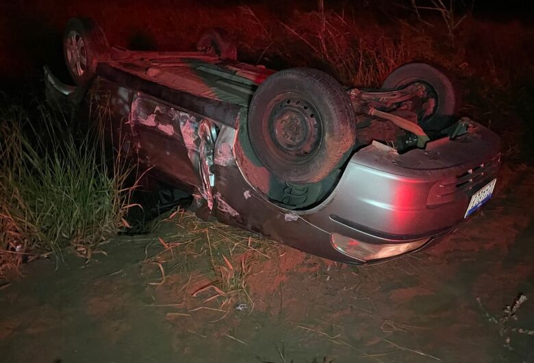 Capotamento deixa motorista ferido na estrada do Broa 