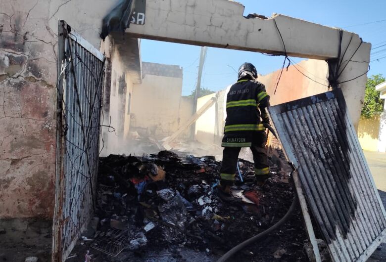 Incêndio em casa abandonada mobiliza Corpo de Bombeiros no Jacobucci
