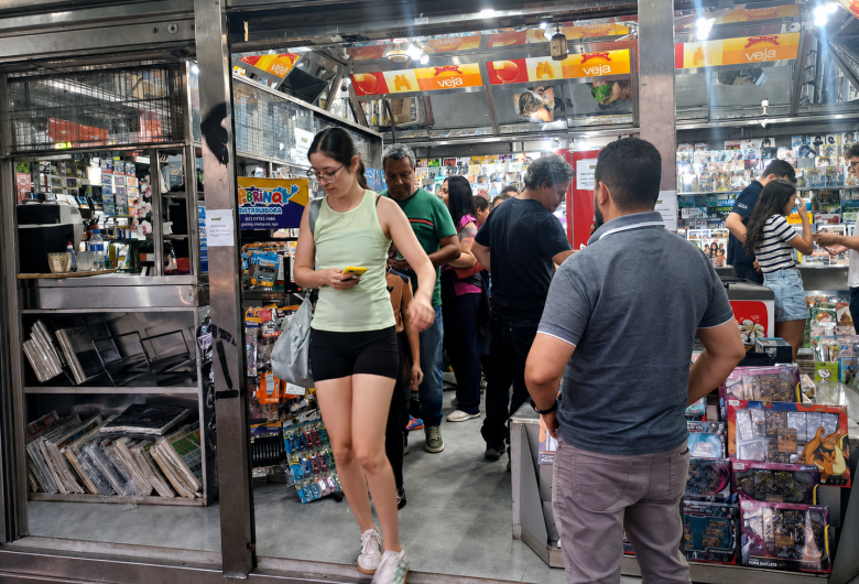 Em 7 dias, banca de revistas já vendeu 500 mil figurinhas