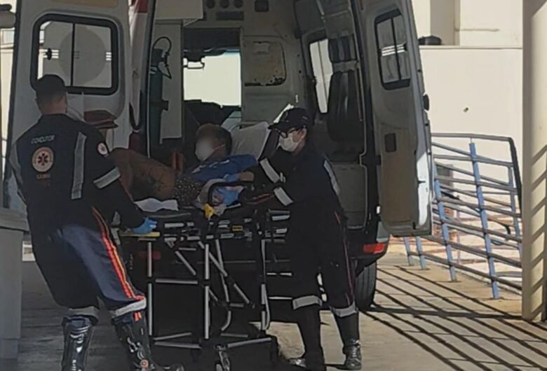 Homem é socorrido pelo Samu após levar garrafada no Jardim Gonzaga