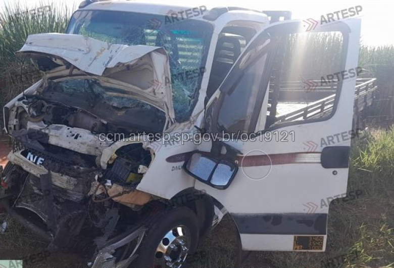 Colisão entre caminhão e carreta deixa uma vítima fatal na SP-326