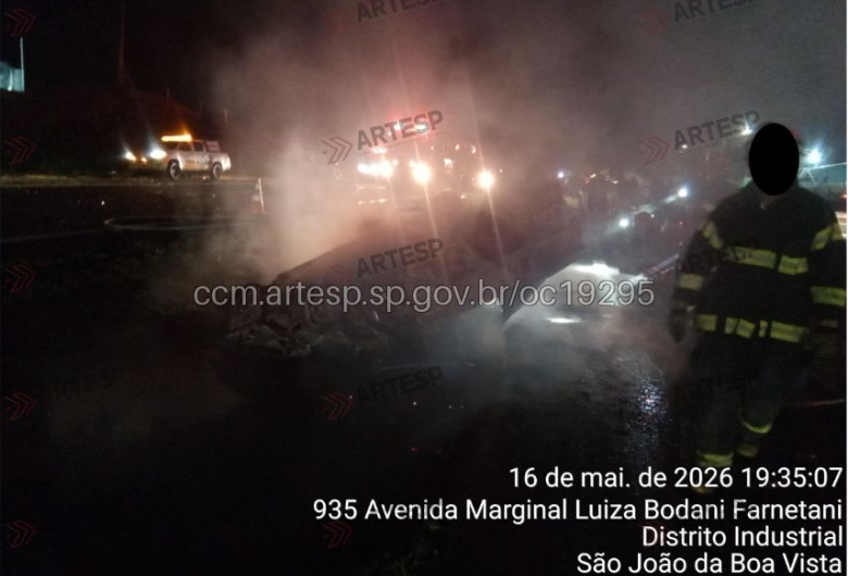 Quatro pessoas morrem carbonizadas após colisão frontal na SP-344