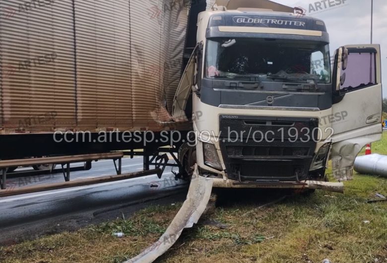 Carreta perde controle, bate em defensa metálica e para em "L" na SP-310 