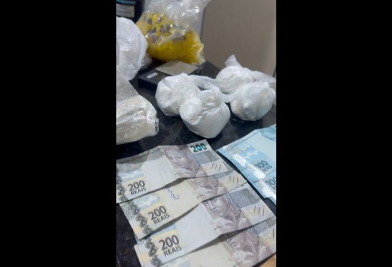 Homem procurado por tráfico é preso com drogas e mais de R$ 3 mil no Cidade Aracy