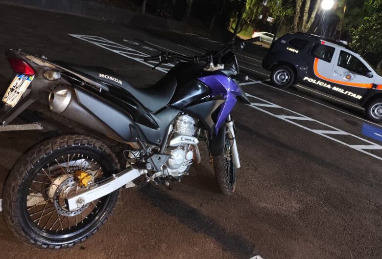 PM recupera moto furtada e prende jovem por adulteração em Ribeirão Bonito