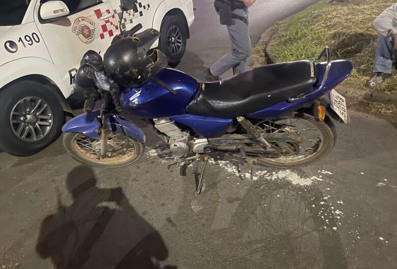 PM recupera moto furtada e detém dois homens na Vila Prado 